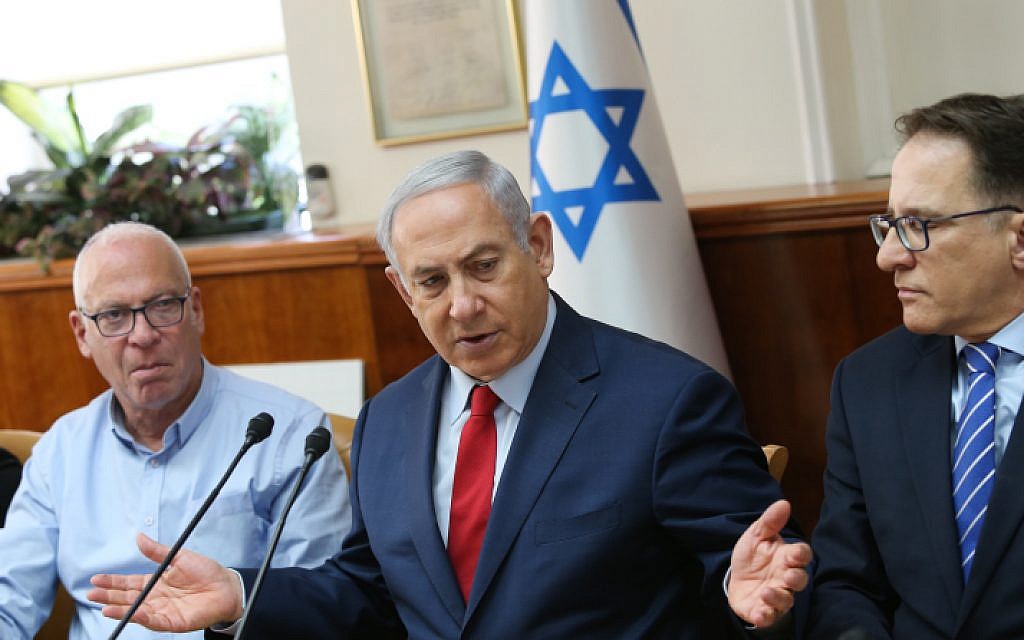 Prime Minister Benjamin Netanyahu leads a cabinet meeting at the Prime Minister's Office in Jerusalem on January 28, 2018. (Alex Kolomoisky/Pool)