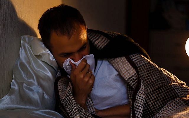 Illustrative image of a sick man with a cold (Sinenlky, iStock by Getty Images)