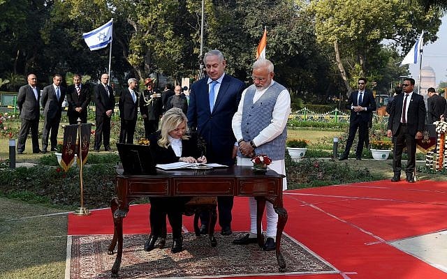 Prime Minister Benjamin Netanyahu, center, together with his wife Sara Netanyahu, seated, and Indian Prime Minister Narendra Modi, right, during the dedication of Haifa Chowk Square, Delhi, India, January 14, 2018. (Avi Ohayon/GPO)