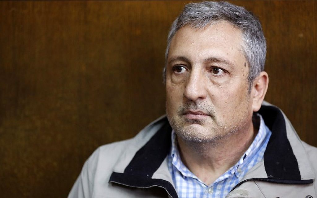 Nir Hefetz appears in a Tel Aviv court on February 22, 2018. (AFP Photo/Jack Guez)