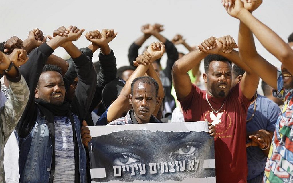 African migrants protest outside the Saharonim Prison, a detention facility for African asylum seekers, in the southern Negev desert near the Egyptian border on February 22, 2018. (AFP PHOTO / MENAHEM KAHANA)