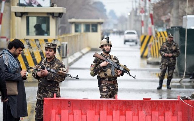 Afghan security personnel stand guard near the site of a suicide bombing in Kabul on February 24, 2018 (AFP PHOTO / WAKIL KOHSAR) Afghan security personnel stand guard near the site of a suicide bombing in Kabul on February 24, 2018 (AFP PHOTO / WAKIL KOHSAR)