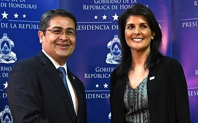 Honduras' re-elected President Juan Orlando Hernandez (L) shakes hands with the US ambassador to the United Nations, Nikki Haley, before speaking to the press in Tegucigalpa, on February 27, 2018.
(AFP PHOTO / Orlando SIERRA)