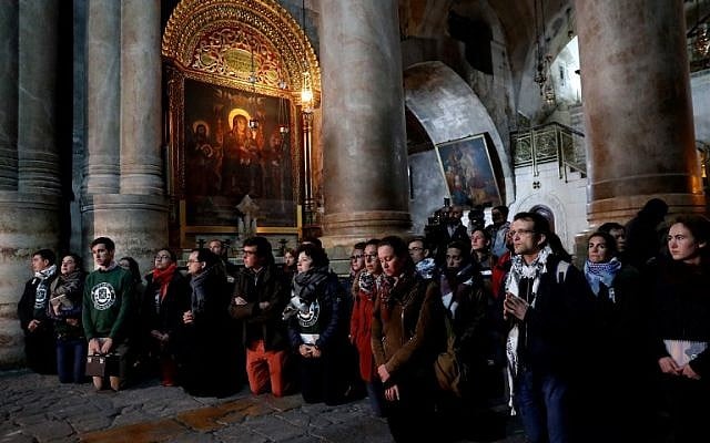Christian worshippers pray inside the Church of the Holy Sepulchre in Jerusalem after it reopened on February 28, 2018, following a three-day closure to protest against Israeli tax measures and a proposed law. (AFP / THOMAS COEX) Christian worshippers pray inside the Church of the Holy Sepulchre in Jerusalem after it reopened on February 28, 2018, following a three-day closure to protest against Israeli tax measures and a proposed law. (AFP / THOMAS COEX)