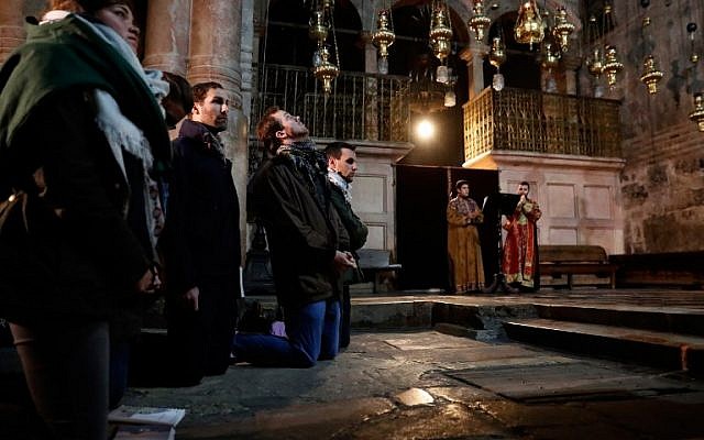 Christian worshippers pray inside the Church of the Holy Sepulchre in Jerusalem after it reopened on February 28, 2018, following a three-day closure to protest against Israeli tax measures and a proposed law. (AFP / THOMAS COEX) Christian worshippers pray inside the Church of the Holy Sepulchre in Jerusalem after it reopened on February 28, 2018, following a three-day closure to protest against Israeli tax measures and a proposed law. (AFP / THOMAS COEX)