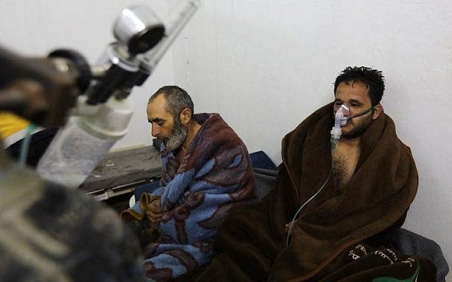 Syrians reportedly suffering from breathing difficulties following Syrian regime air strikes on the northwestern town of Saraqeb at a field hospital in a village on the outskirts of Saraqeb, due to the lack of hospitals in the town, on February 4, 2018. (AFP / OMAR HAJ KADOUR) Syrians reportedly suffering from breathing difficulties following Syrian regime air strikes on the northwestern town of Saraqeb at a field hospital in a village on the outskirts of Saraqeb, due to the lack of hospitals in the town, on February 4, 2018. (AFP / OMAR HAJ KADOUR)