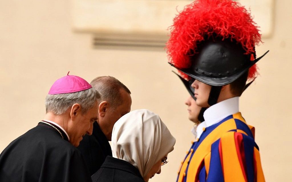 Turkey's President Recep Tayyip Erdogan (rear) and his wife Emine (R) are welcomed by bishop Georg Ganswein (L) upon arrival to meet with the pope at the Vatican on February 5, 2018. ( AFP PHOTO / Vincenzo PINTO) Turkey's President Recep Tayyip Erdogan (rear) and his wife Emine (R) are welcomed by bishop Georg Ganswein (L) upon arrival to meet with the pope at the Vatican on February 5, 2018. ( AFP PHOTO / Vincenzo PINTO)