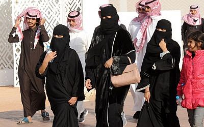 A picture taken on January 19, 2018 shows Saudi women clad in the Abaya robes and men walking during the King Abdulaziz Camel Festival in Rumah, some 160 kilometers east of Riyadh. (AFP Photo/Fayez Nureldine)