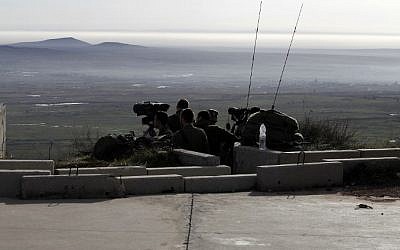 Israeli solders take positions in the Golan Heights near the border with Syria on February 10, 2018. (AFP PHOTO / JALAA MAREY)