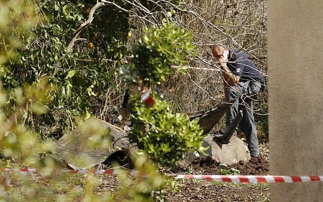 Israeli bomb experts inspect the remains of a missile in northern Israel, February 10, 2018. (AFP/Jack Guez) Israeli bomb experts inspect the remains of a missile in northern Israel, February 10, 2018. (AFP/Jack Guez)