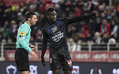 Nice's Italian forward Mario Balotelli , right, talks with French referee Nicolas Rainville during the French L1 football match between Dijon (DFCO)  and Nice (OGCN) at the Gaston Gerard Stadium in Dijon, central France, on February 10, 2018. (PHILIPPE DESMAZES/AFP)