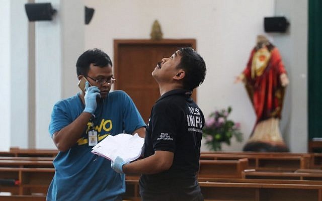 Indonesian police examine the scene after a knife attack at a church during a Sunday mass in Sleman, Yogyakarta province on February 11, 2018. (AFP PHOTO / HENRYANTO)