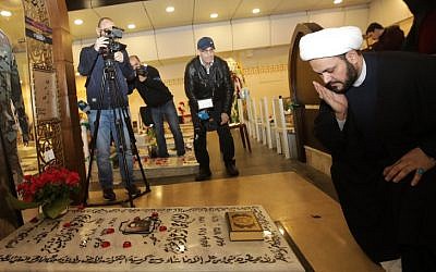 Akram al-Kaabi, the head of Harakat Hezbollah al-Nujaba Akram, prays at the tomb of Hezbollah terror chief Imad Mughniya in Beirut's southern suburb on February 13, 2018. (AFP Photo/Anwar Amro)