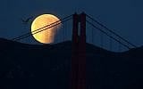 A partially eclipsed super blue blood moon sets behind the Golden Gate Bridge on January 31, 2018 in San Francisco, California (Justin Sullivan/Getty Images/AFP