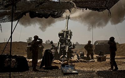 US soldiers from the 82nd Airborne Division fire artillery in support of Iraqi forces fighting Islamic State militants from their base east of Mosul on April 17, 2017. (AP Photo/Maya Alleruzzo, File)