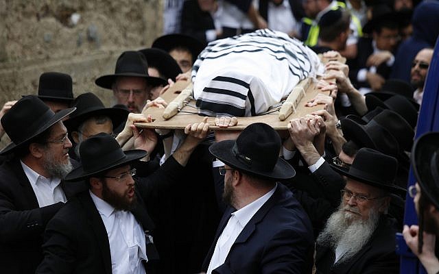 Ultra-Orthodox men carry the body of Rabbi Shmuel Auerbach during his funeral in Jerusalem, Sunday, February 25, 2018. (AP Photo/Ariel Schalit) Ultra-Orthodox men carry the body of Rabbi Shmuel Auerbach during his funeral in Jerusalem, Sunday, February 25, 2018. (AP Photo/Ariel Schalit)
