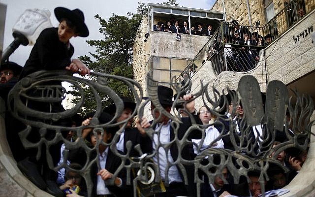 Ultra-Orthodox men gather during the funeral of Rabbi Shmuel Auerbach in Jerusalem, Sunday, February 25, 2018. (AP Photo/Ariel Schalit) Ultra-Orthodox men gather during the funeral of Rabbi Shmuel Auerbach in Jerusalem, Sunday, February 25, 2018. (AP Photo/Ariel Schalit)