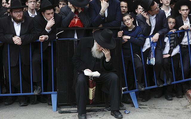 Ultra-Orthodox men gather during the funeral of Rabbi Shmuel Auerbach in Jerusalem, Sunday, February 25, 2018. (AP Photo/Ariel Schalit) Ultra-Orthodox men gather during the funeral of Rabbi Shmuel Auerbach in Jerusalem, Sunday, February 25, 2018. (AP Photo/Ariel Schalit)