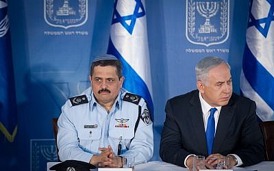 Israel Police Commissioner Roni Alsheich, seen with Prime Minister Benjamin Netanyahu, at a welcoming ceremony for his appointment, held at the Prime Minister's Office in Jerusalem, on December 3, 2015. (Miriam Alster/Flash90)