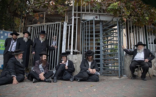 Ultra-Orthodox men holding a sit-in in front of an army recruitment center in Jerusalem, on November 28, 2017. (Flash90) Ultra-Orthodox men holding a sit-in in front of an army recruitment center in Jerusalem, on November 28, 2017. (Flash90)