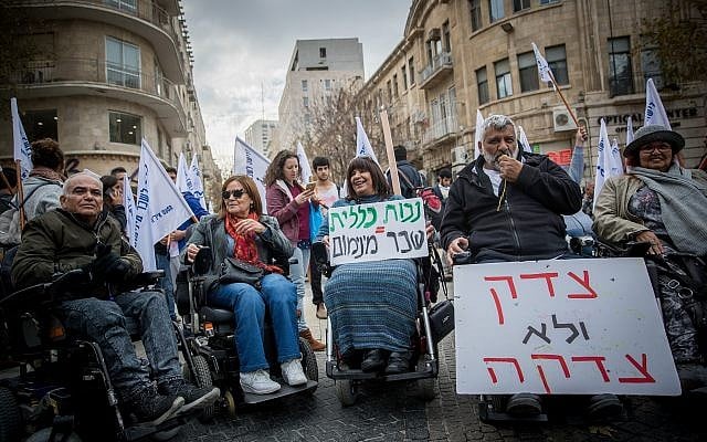 Disabled activists protesting in central Jerusalem on January 3, 2018.  (Yonatan Sindel/Flash90)