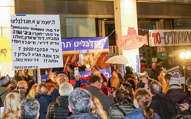 Anti-corruption demonstrators protest outside Attorney General Avichai Mandelblit's home in Petah Tikva on January 27, 2018. (Roy Alima/Flash90) Anti-corruption demonstrators protest outside Attorney General Avichai Mandelblit's home in Petah Tikva on January 27, 2018. (Roy Alima/Flash90)