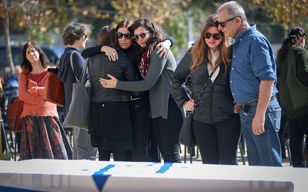 Israelis mourn near the coffin carrying Israeli poet, novelist, journalist and filmmaker Haim Gouri, outside the Jerusalem theater on February 1, 2018. Gouri passed away yesterday. (Yonatan Sindel/Flash90) Israelis mourn near the coffin carrying Israeli poet, novelist, journalist and filmmaker Haim Gouri, outside the Jerusalem theater on February 1, 2018. Gouri passed away yesterday. (Yonatan Sindel/Flash90)