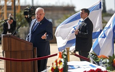 President Reuven Rivlin speaks in front of Haim Gouri's coffin outside the Jerusalem Theatre on February 1, 2018. (Yonatan Sindel/Flash90)