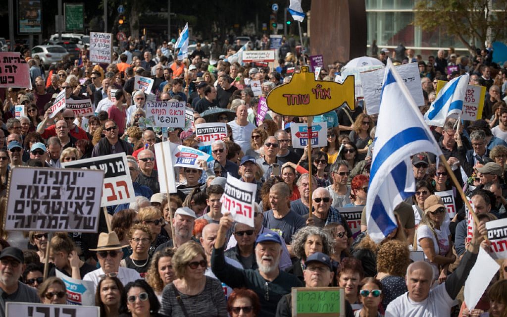 Illustrative: Israelis protest against corruption, urging Prime Minister Benjamin Netanyahu to resign, in Tel Aviv on February 16, 2018 (Miriam Alster/Flash90)