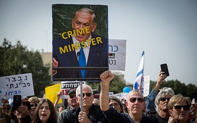 Illustrative: Israelis protest against corruption, urging Prime Minister Benjamin Netanyahu to resign, in Tel Aviv on February 16, 2018 (Miriam Alster/Flash90)