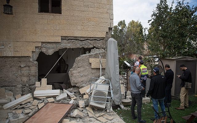Police at the scene of a gas explosion at an apartment building in Jerusalem on February 20, 2018. (Yonatan Sindel/Flash90)