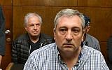Prime Minister Benjamin Netanyahu's former spokesman Nir Hefetz (foreground) and Bezeq controlling shareholder Shaul Elovitch attend a remand hearing at the Tel Aviv Magistrate's Court, February 26, 2018. (Flash90)