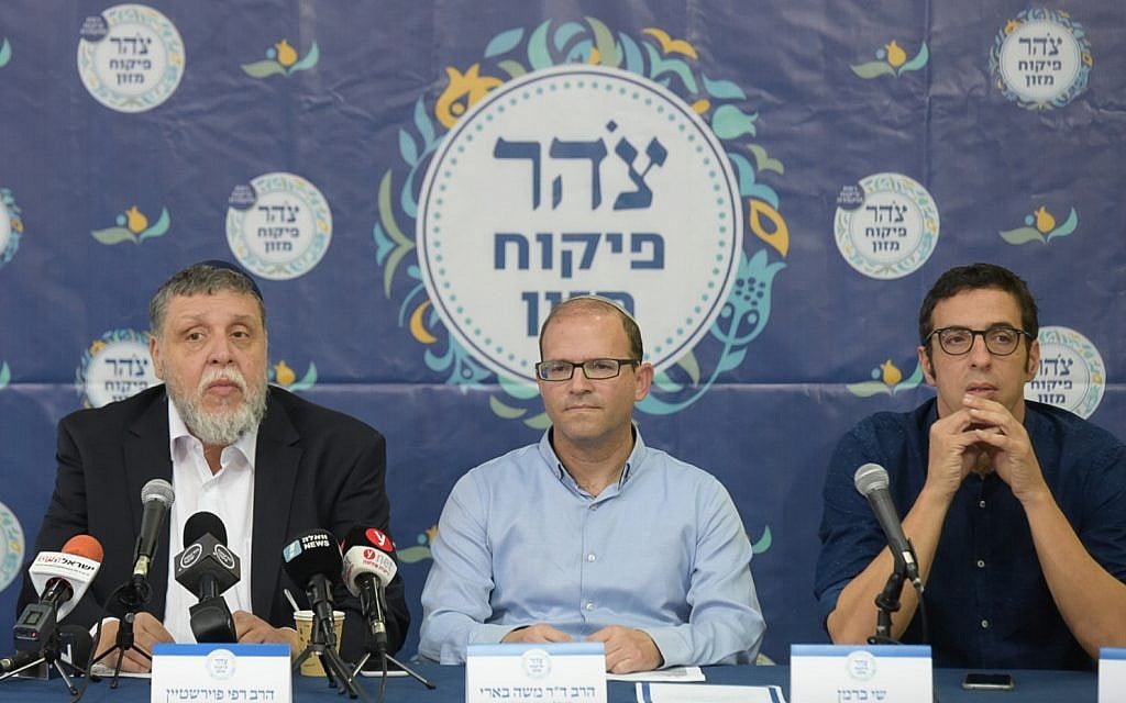 Rabbi Rafi Feuerstein (L), Rabbi Dr. Moshe Be'eri (C) and Shai Berman, CEO of the Israel Restaurant Association at a press conference on the establishment of a new kashrut system as an alternative to the kashrut certification system of the Chief Rabbinate of Israel, in Tel Aviv, February 26, 2018. (Flash90)