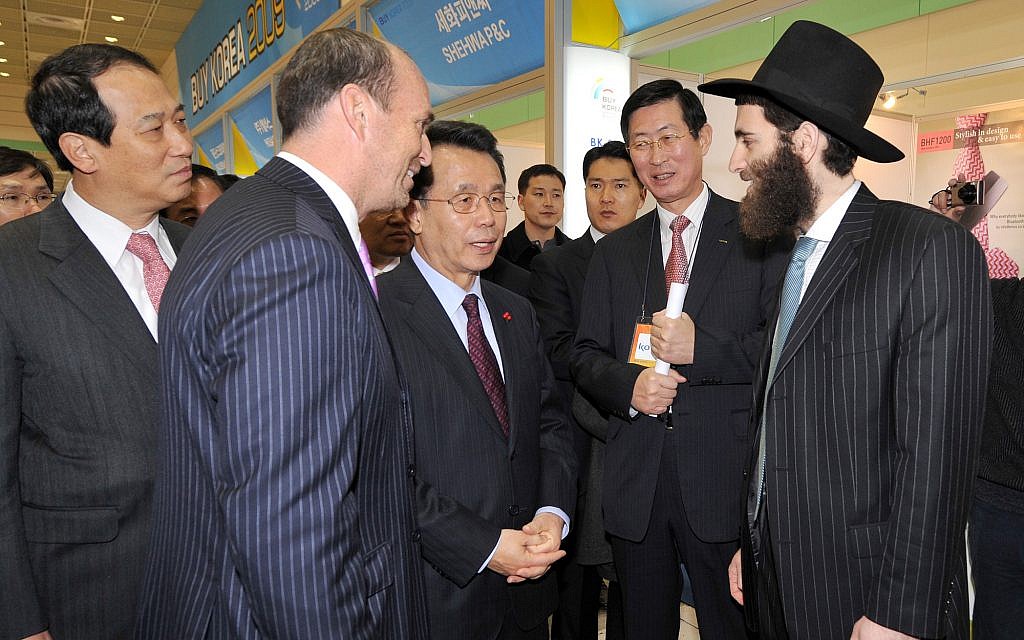 Rabbi Osher Litzman with then-South Korean prime minister, Han Seung-soo. (Courtesy) Rabbi Osher Litzman with then-South Korean prime minister, Han Seung-soo. (Courtesy)