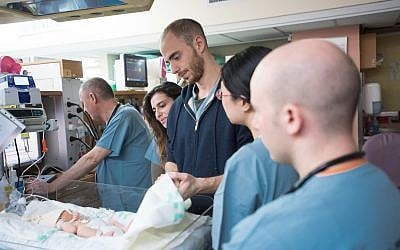 Student getting hands-on experience in Emergency Medicine Course at the Medical School for International Health (MSIH) at Soroka Medical Center. (Courtesy MSIH)