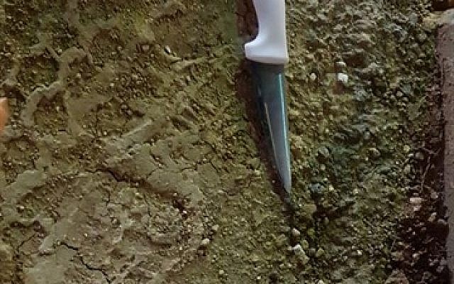 A knife used by a Palestinian who tried to stab in IDF soldier outside the Al Fawwar refugee camp in the West Bank, February 8, 2018. (IDF spokesperson)