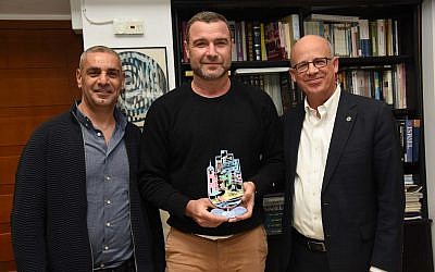 Liev Schreiber (center) receiving a gift from Tel Aviv University president Joseph Klafter (right) and Raz Joseph, who heads the university's film and television school (Courtesy Yisrael Hadari)