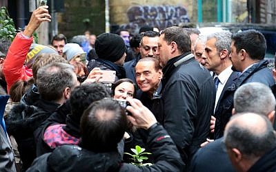 Head of the centre-right party Forza Italia (Go Italy) Silvio Berlusconi (C) poses for pictures with supporters, outside the San Severo chapel during his tour in downtown Naples on March 3, 2018 on the eve of a closely-watched general election poll. (AFP PHOTO / Carlo Hermann)
