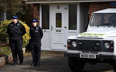 British Police Community Support Officers stand on duty outside a residential property in Salisbury, southern England, on March 6, 2018 (AFP PHOTO / Chris J Ratcliffe)