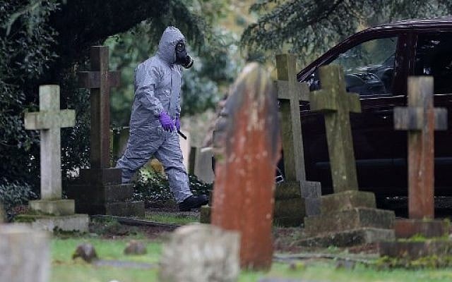 A member of the emergency services wearing a protective suit works at the London Road Cemetery in Salisbury, southern England, on March 10, 2018, where the wife and son of former Russian spy Sergei Skripal are buried. (AFP PHOTO / Daniel LEAL-OLIVAS) A member of the emergency services wearing a protective suit works at the London Road Cemetery in Salisbury, southern England, on March 10, 2018, where the wife and son of former Russian spy Sergei Skripal are buried. (AFP PHOTO / Daniel LEAL-OLIVAS)