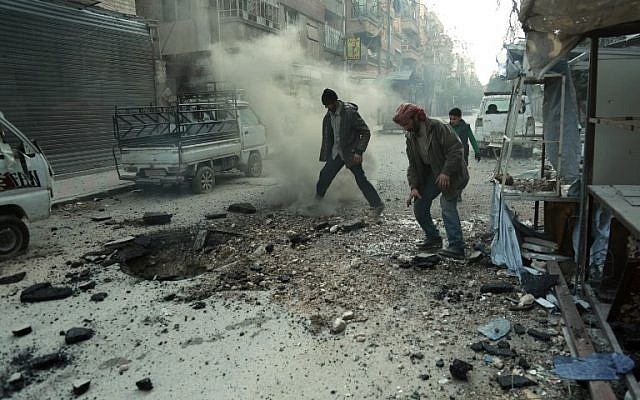 Syrian men check the damage following Syrian government shelling on the town of Douma in the rebel-held enclave of Eastern Ghouta on the eastern outskirts of the capital Damascus on March 10, 2018 (AFP PHOTO / HAMZA AL-AJWEH) Syrian men check the damage following Syrian government shelling on the town of Douma in the rebel-held enclave of Eastern Ghouta on the eastern outskirts of the capital Damascus on March 10, 2018 (AFP PHOTO / HAMZA AL-AJWEH)