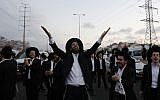 Ultra-Orthodox demonstrators block a road during a protest against army conscription in the city of Bnei Brak, near Tel Aviv, on March 12, 2018 (AFP PHOTO / Ahmad GHARABLI)