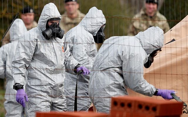 British military personnel wearing protective coveralls work to remove a vehicle connected to the March 4 nerve agent attack in Salisbury, from a residential street in Gillingham, southeast England, on March 14, 2018. (AFP Photo/Adrian Dennis) British military personnel wearing protective coveralls work to remove a vehicle connected to the March 4 nerve agent attack in Salisbury, from a residential street in Gillingham, southeast England, on March 14, 2018. (AFP Photo/Adrian Dennis)