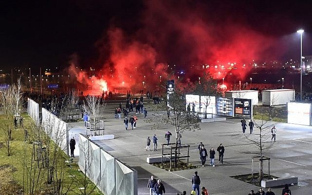 Lyon's fans use red flares before before the Europa League football match Olympique Lyonnais (OL) vs CSKA Moscow, on March 15, 2018, at the Groupama Stadium in Decines-Charpieu, central-eastern France. (AFP PHOTO / ROMAIN LAFABREGUE) Lyon's fans use red flares before before the Europa League football match Olympique Lyonnais (OL) vs CSKA Moscow, on March 15, 2018, at the Groupama Stadium in Decines-Charpieu, central-eastern France. (AFP PHOTO / ROMAIN LAFABREGUE)