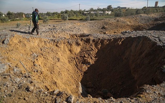 A Palestinian man checks the site of an Israeli airstrike in Gaza City on March 18, 2018.
(AFP PHOTO / MAHMUD HAMS) A Palestinian man checks the site of an Israeli airstrike in Gaza City on March 18, 2018.
(AFP PHOTO / MAHMUD HAMS)