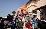 Palestinians burn a dummy representing Palestinian Authority President Mahmoud Abbas during a protest in Gaza City on March 21, 2018. (AFP/MAHMUD HAMS)