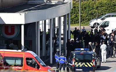 French security and police gather outside the Super U supermarket in the town of Trebes, southern France, where a terrorist took hostages and killed at least two before he was killed by security forces, on March 23, 2018. (AFP Photo/Pascal Pavani)