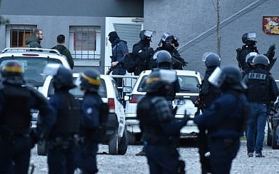 French special police forces arrive to perform a search operation at the Ozanam housing estate in Carcassonne, southwestern France on March 23, 2018, following the shooting dead by French security officers of an armed hostage taker ( AFP PHOTO / PASCAL PAVANI)