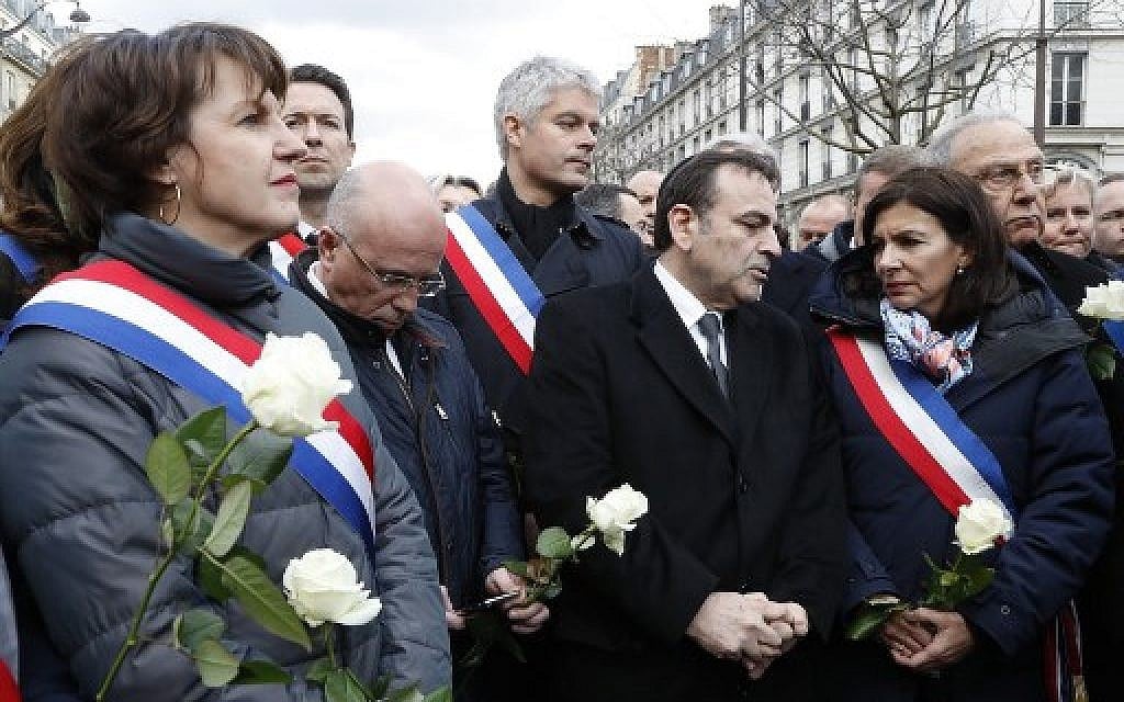 Politicians including (2L/R); LR MP Eric Ciotti, LR president Laurent Wauquiez, President of the Israelite Central Consistory of France Joel Mergui, Mayor of Paris Anne Hidalgo and Mayor of Paris third district Pierre Aidenbaum and others prepare to take part in a silent march in Paris on March 28, 2018, in memory of Mireille Knoll, an 85-year-old Jewish woman murdered in her home in what police believe was an anti-Semitic attack. (AFP PHOTO / FRANCOIS GUILLOT)