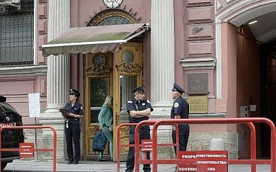 In this photo taken on July 31, 2017 security officers stand guard outside the US Consulate in Saint Petersburg. (AFP PHOTO / Olga MALTSEVA)
